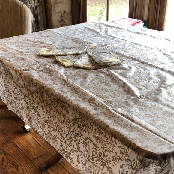 Elegant Gold and Cream Tablecloth And 8 Napkins - Picture 1 of 7